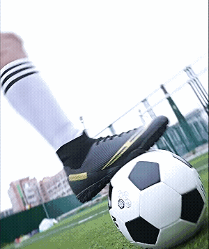 حذاء كرة قدم عالي الأداء 2025EkoTech - تصميم ديناميكي أبيض/أسود - TFStuds للملاعب العشبية